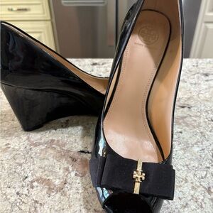 Tory Burch Gold Logo Bow Wedge Black Patent Peep Toe Heel Holiday 10